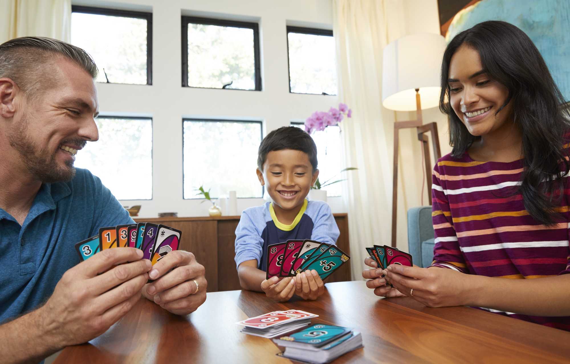 Uno Flip! Jeu de Cartes Dans Une Bo?te de Rangement et de Voyage. Paquet de Cartes Accessible Aux Personnes Daltoniennes. Pour Les enfants et Les Familles