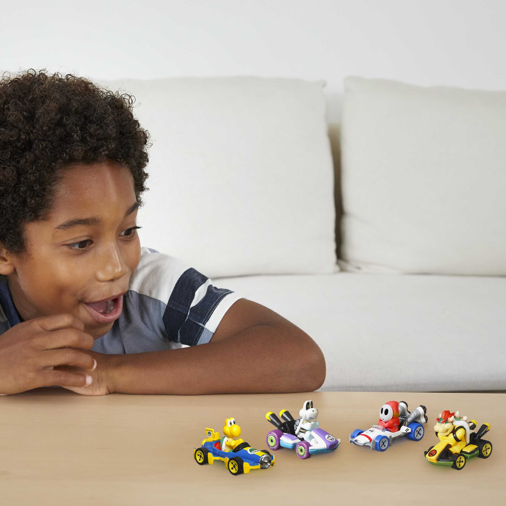 Hot Wheels Mario Kart Ve??culo de Brinquedo Pacote surpresa com 4 carros - Image 2