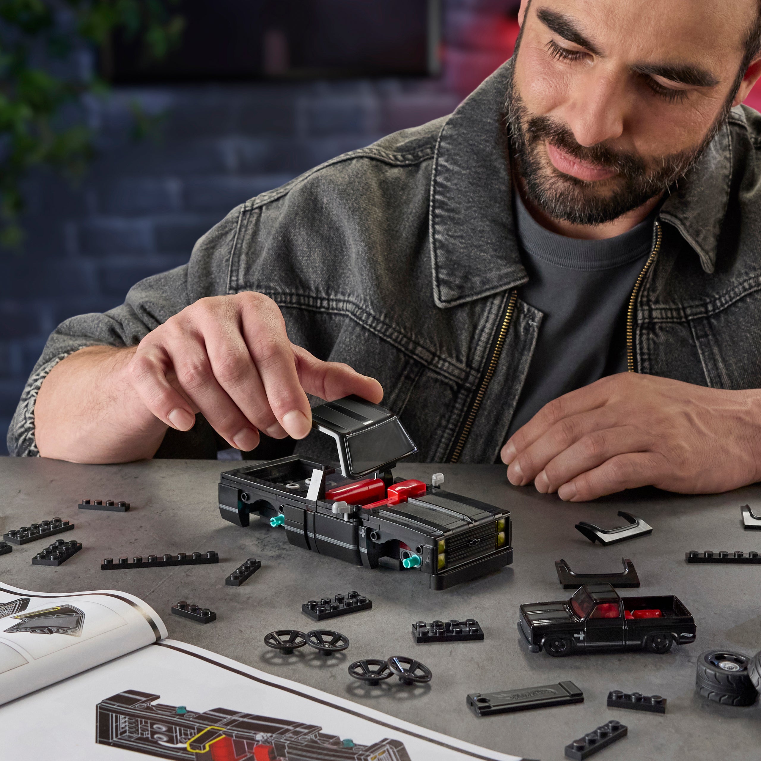 Mattel Brick Shop Hot Wheels Jogo de Constru??o Speed '83 Chevy Silverado - Image 2